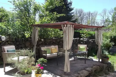 Image de Gite ensoleillé dans ancienne ferme au pied de la foret, Lac, rivière à proximité