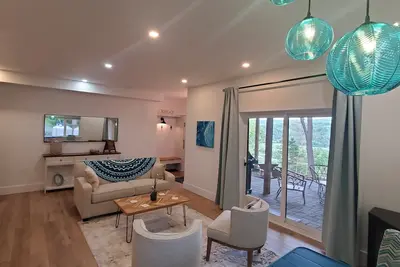 Image de New luxury suite in the heart of wine country-steps from Benjamin Bridge Winery!