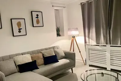 Image de Your Cozy, Prime-Located Home Away From Home