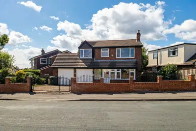 Image de Spacious detached home with fireplace, Bbq, and parking