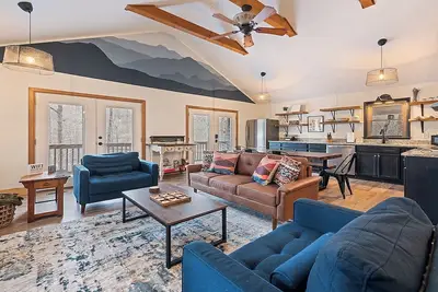 Image de Luxury Family Friendly Renovated Mountain Lodge w Hot Tub - Peaceful Retreat