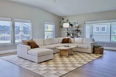 Image de Happy's Hideaway w/ Hot Tub, Sleeps 12, Downtown!