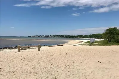 Image de Fully Remodeled 4-bed 4-bath summer getaway in Niantic. 5 mile frm private beach