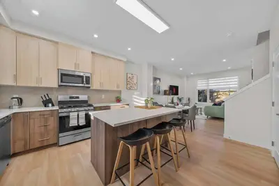 Image de Stylish 3br Townhouse Near U of A