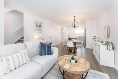 Image de Modern 3br Home with Parking Near Airport & Qeii