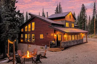 Image de 5br Lodge, 1mi to Ski, HotTub, PoolTable, Firepit, Sleeps 12, Easy Access
