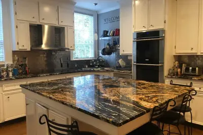 Image de Spacious 10-bedroom house in tranquil Columbia with Ac