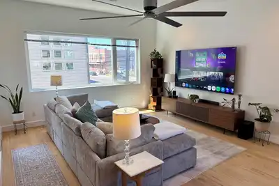 Image de EaDO Stadium Loft w/ Rooftop and Walkable to Games & Metro for Fifa