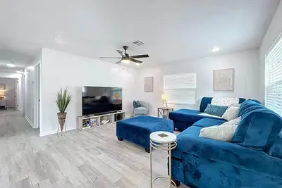 Image de Modern home near Sanford's Historic District