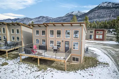 Image de Basecamp | Beach Access | Sports Court | Foosball