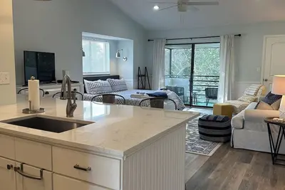 Image de Beautiful remodeled studio across street to ocean Sawgrass Beach Villas