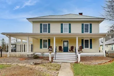 Image de 1900s Downtown Brevard Stay | Perfect for Families | Secure Bike Storage