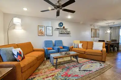Image de Pet-free, 2 King suites townhome - 2 bedroom. Bicycle-friendly w/ locking shed.