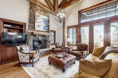 Image de Ski-in ski-out home w/ large kitchen, hot tub & great location