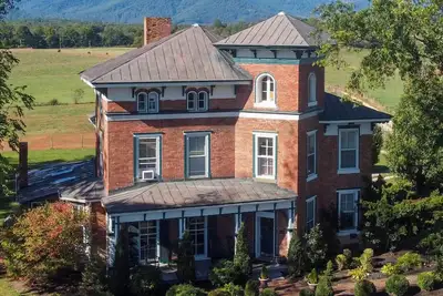 Image de Hot Tub Access: Historic Group Getaway in Amherst!