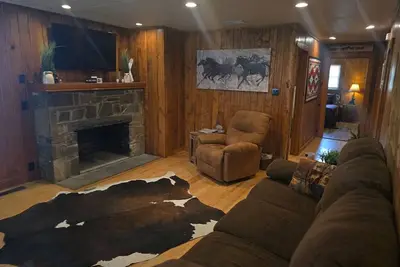 Image de River Bluff 3King beds 2ba Cabin/Hot Tub/Deck/Cozy