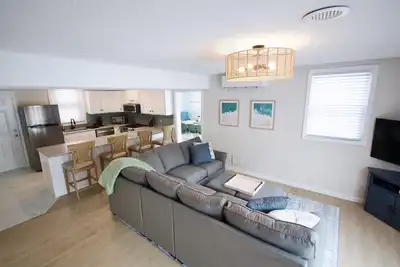 Image de 5 Minute Walk to Beach, Bright 3br Condo