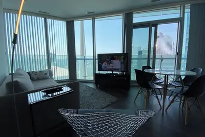 Image de Stunning Million Dollars View 2 Bedrooms Suite In The Heart Of Toronto Downtown!