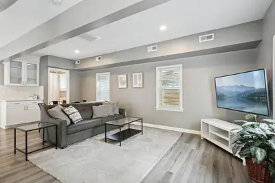 Image de Beach Bliss in Hampton – Minutes to the Shore!