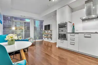 Image de City Escape – Queen + Sofa Bed, Near Cn Tower