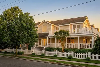 Image de Beautifully maintained 4 bedrm, 4 baths, sleeps 10, Pool & 2 blocks to beach, recreation, dining & shopping!