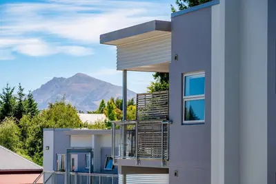 Image de Modern Wanaka Apartment with Mount Iron Views