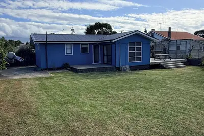 Image de Newly Renovated Kiwi Bach. Short walk to Raglan’s shops, cafes & Kopua Beach