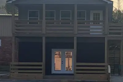 Image de Spacious home w/dual entrance for added privacy. Near Hmt system, dining & shops