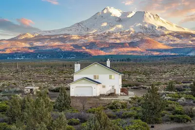 Image de Shasta Vista Retreat & Basecamp - 23 Acres, Private Trails, Sauna, Jacuzzi