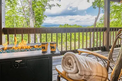 Image de Lazy Bear Cabin | 3br 2. 5ba Mountaintop Retreat | Stunning Views | Hot Tub | Fire Pit