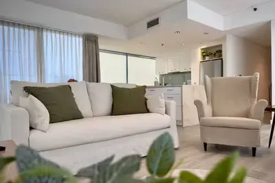 Image de Central, Fully Furnished Apartment, w/car park & sundeck, 3+ Months Available