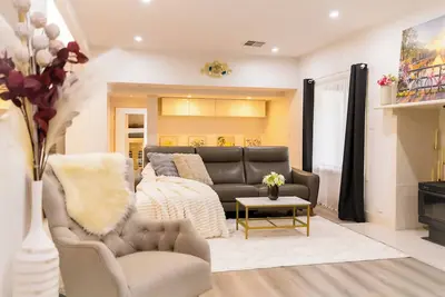 Image de Spacious 5-bedroom house stay up to 12 in Miranda with Ac, gym, sauna & spa pool.