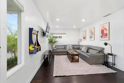 Image de Chic 3br for 8-10 Near Lax/Beach/SoFi, Games & Tv+