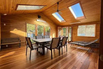 Image de North Seattle Gem! Cedar Sunroom, Hot Tub, Ac, Ev Charging with Large Backyard!