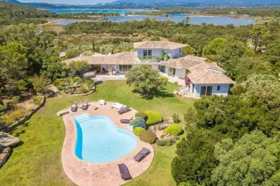 Image de Villa spacieuse dans domaine privé Punta d' Arasu avec double vue sur mer