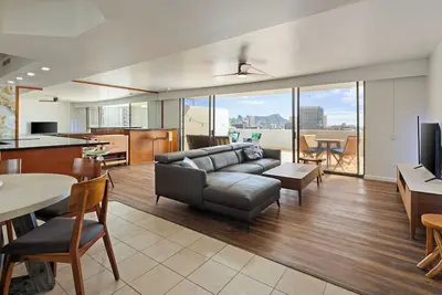 Image de Waikiki 2br, 2Parking, W/D in units, Ocean &Diamond head view with 1100sq Lanai!