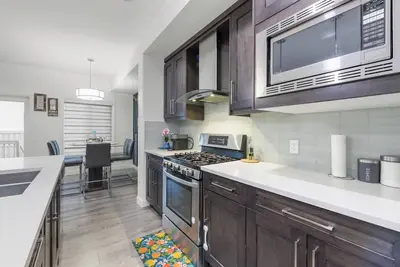 Image de Maison 3 chambres moderne à Edmonton, près de l'aéroport