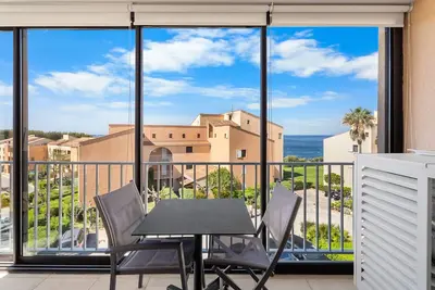 Image de Appartement « Joli T2 Bis Climatisé Proche Mer » avec Piscine Commune, Balcon et Climatisation