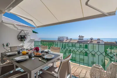 Image de Stunning beach house, panoramic views across Meia Praia bay