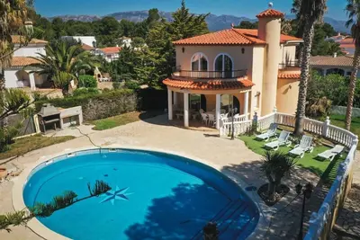 Image de Villa Bertrand avec piscine privée 7x12 m, climatistion, wifi  vu mer, 350m plage