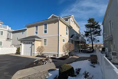 Image de Private 3-Level Beachfront Home with Stunning Views