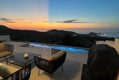 Image de Villa Bellagio entre mer et montagne, avec vue panoramique à couper le souffle.