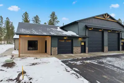 Image de Newly Built, Spacious Duplex, Huge Garage, Hot Tub, Clubhouse Access!