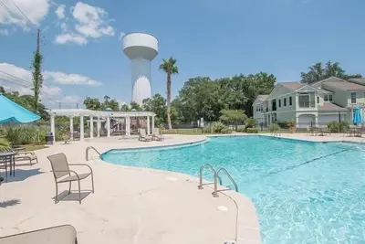 Image de 806v  Bikini Peak Paradise! Just a short walk to the Beach