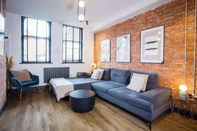 Image de Stay Awhile | Stylish Industrial 2br Duplex, Nq