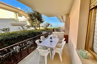 Image de Three-room apartment with sea and beach view