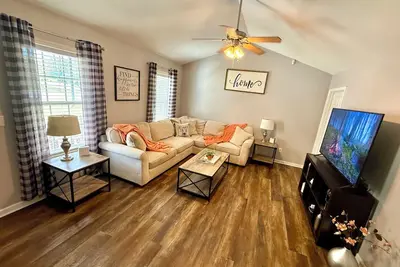 Image de Vegeta's Den — Pet-Friendly Leland Retreat