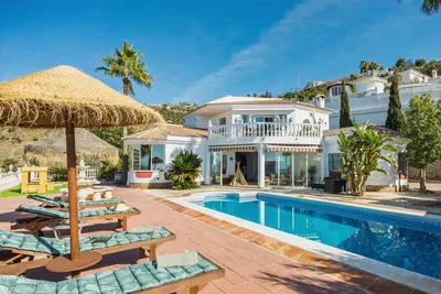 Image de Villa Selvatic avec vue sur mer, piscine, sauna et cinéma