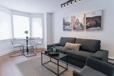 Image de Townhome with Parking - Yorkville Area