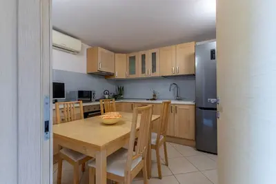 Image de A comfortable and welcoming 75 square meters apartment with a large courtyard and private entrance, perfect for six people, located on the ground floor of a renovated historic building facing the canal (Not accessible by car). The property enjoys an excel